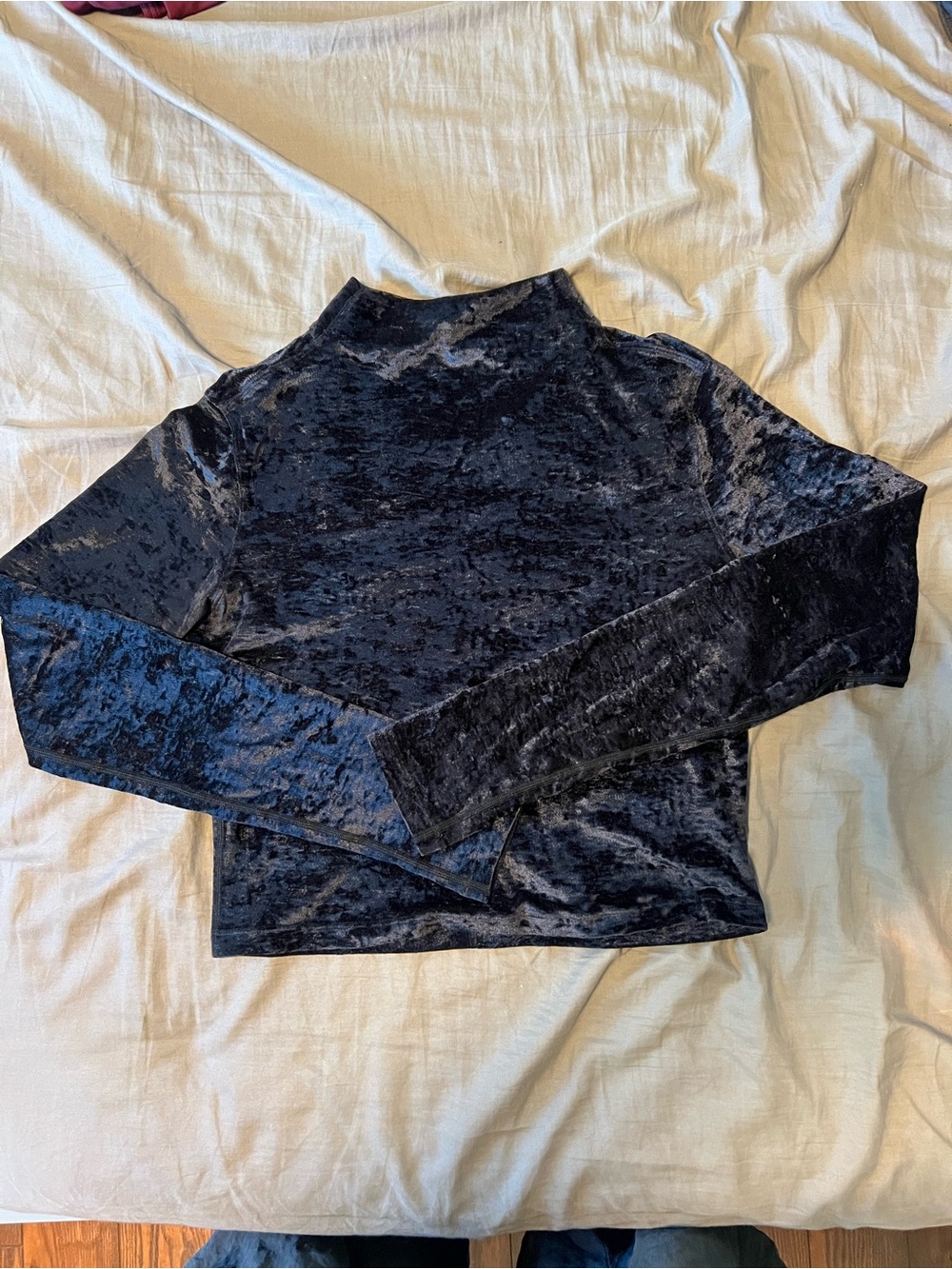 lululemon athletica velvet long sleeve crop top in black